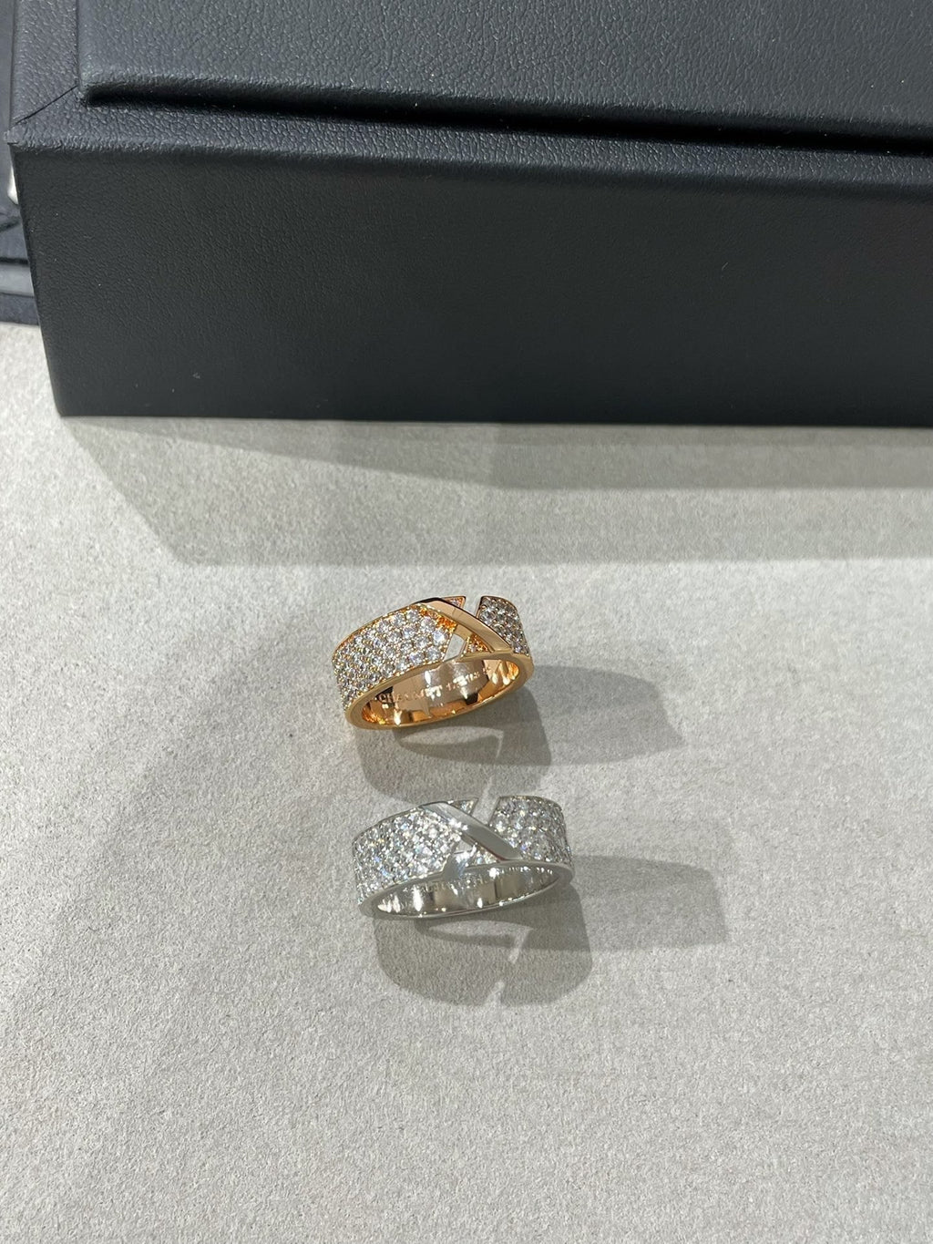 ¡®Loco¡¯LIENS EVIDENCE  DIAMOND PAVED RING