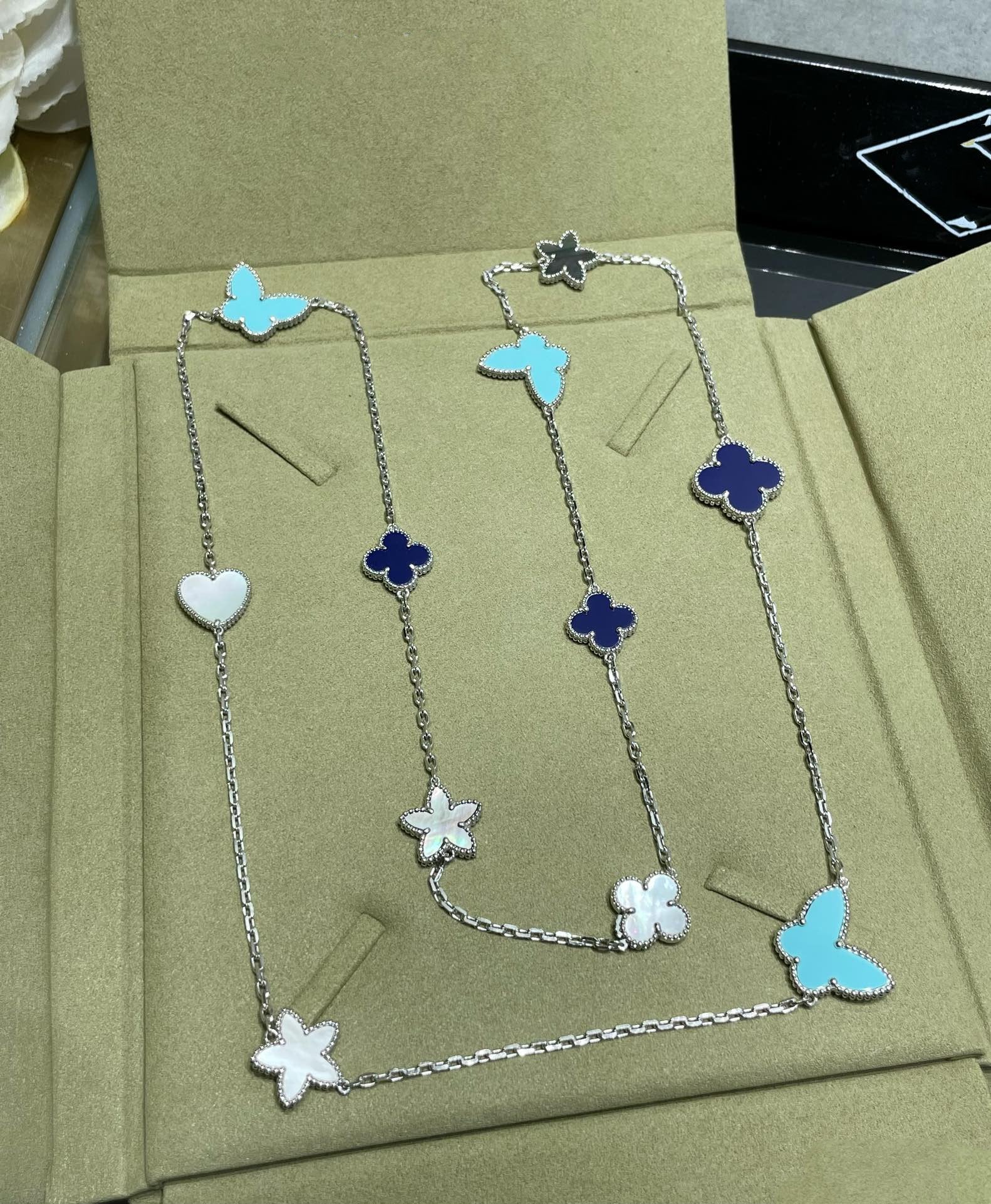 ¡®Loco¡¯LUCKY CLOVER SILVER 11 MOTIF NECKLACE