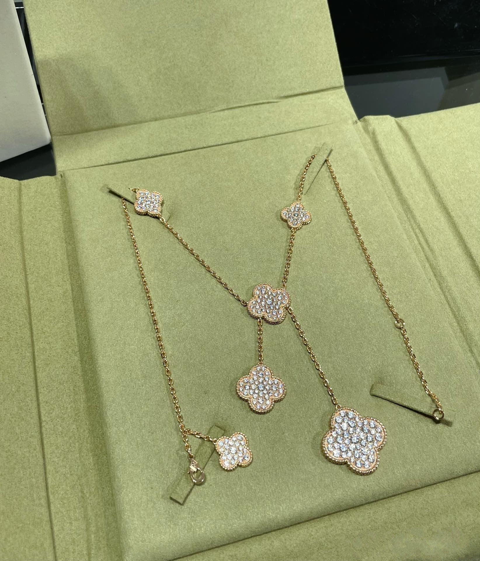 ¡®Loco¡¯CLOVER 6 MOTIF DIAMOND PAVED NECKLACE