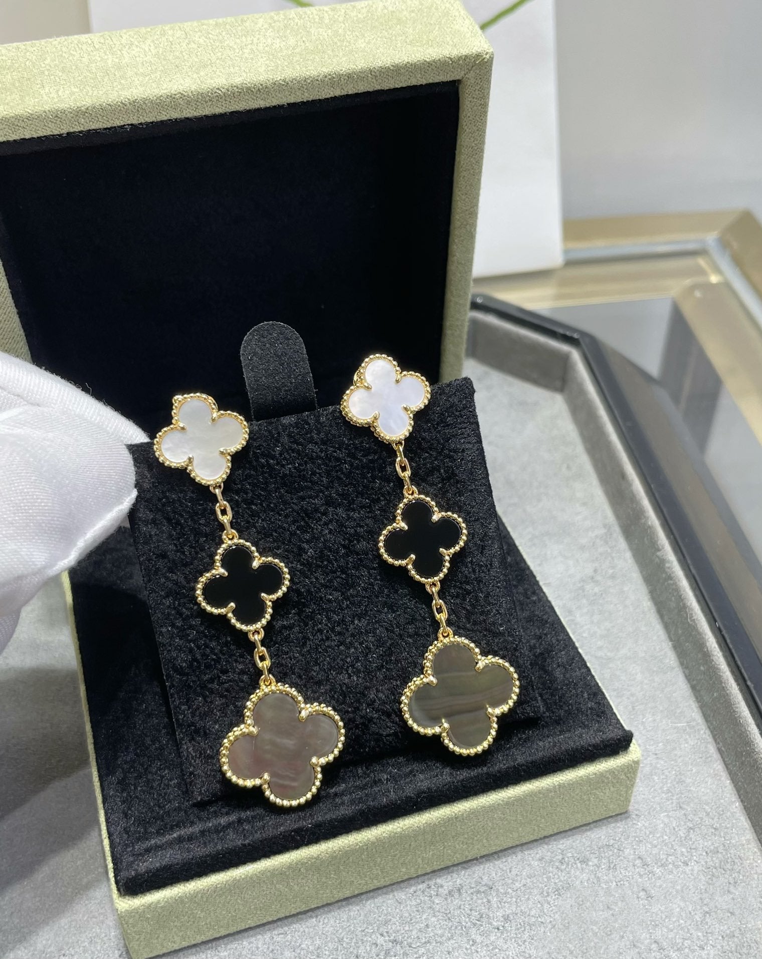 ¡®Loco¡¯CLOVER 3 MOTIF MOP ONYX DARK MOP PINK GOLD EARRINGS