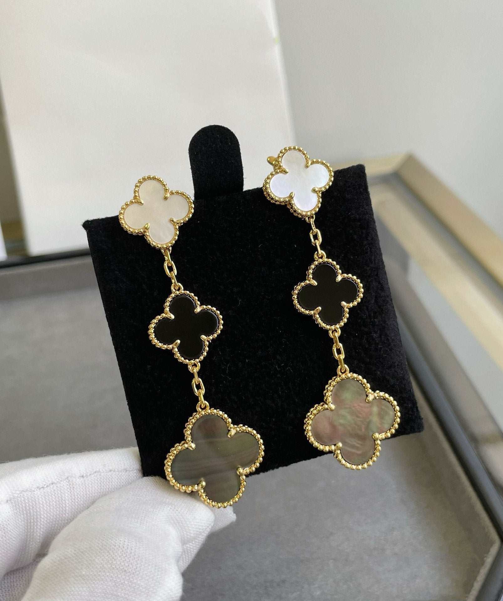 ¡®Loco¡¯CLOVER 3 MOTIF MOP ONYX DARK MOP PINK GOLD EARRINGS