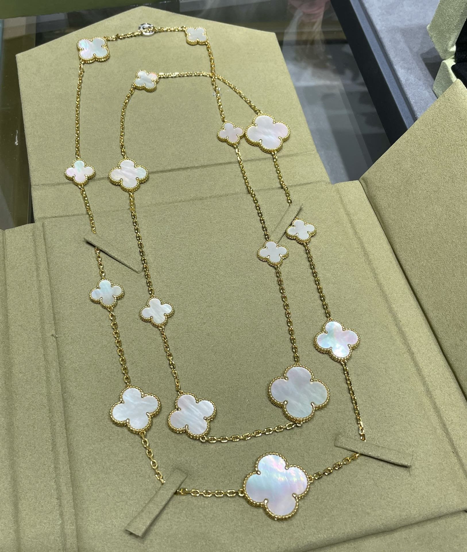 ¡®Loco¡¯CLOVER 16 MOTIF WHITE MOP GOLD NECKLACE