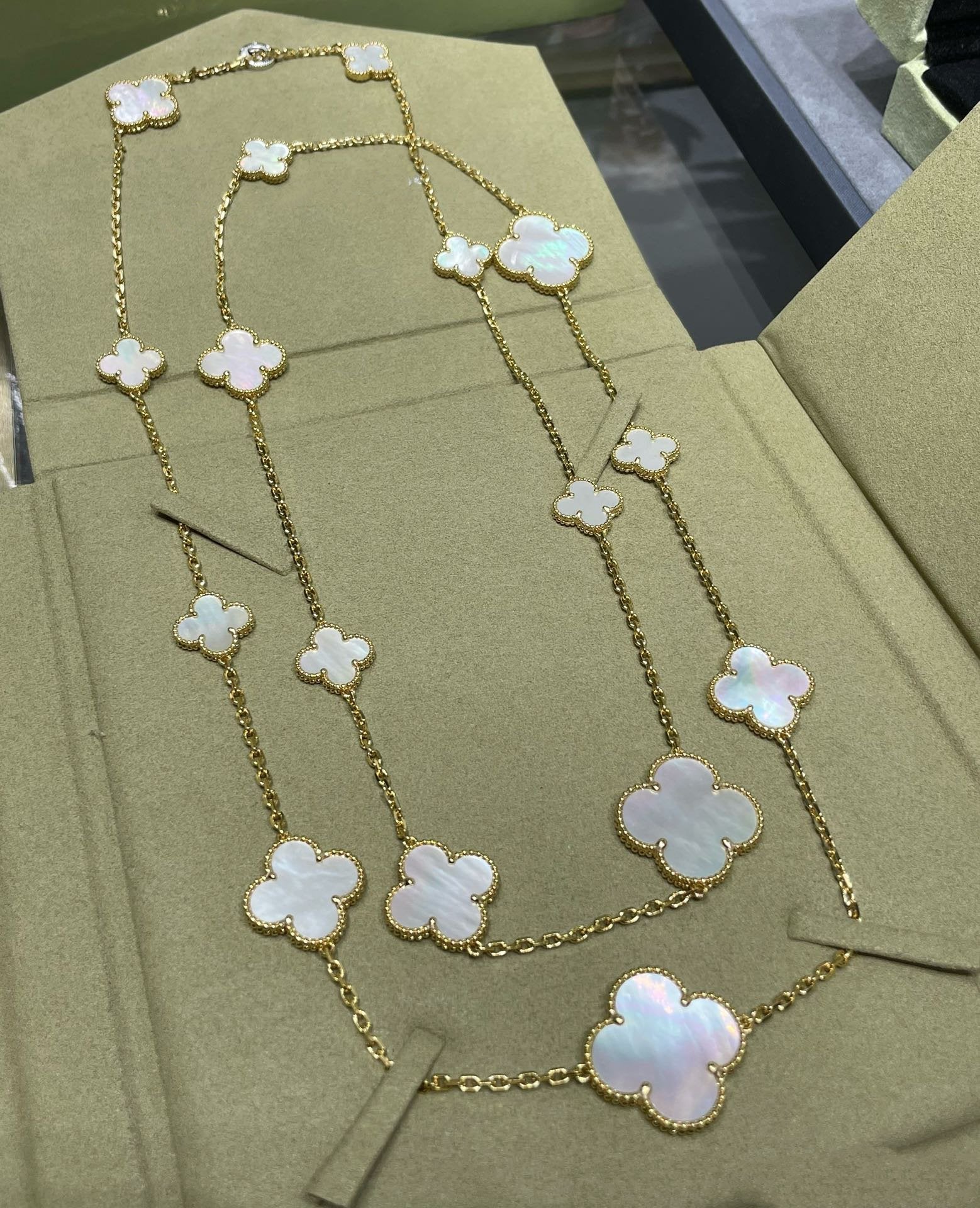 ¡®Loco¡¯CLOVER 16 MOTIF WHITE MOP GOLD NECKLACE