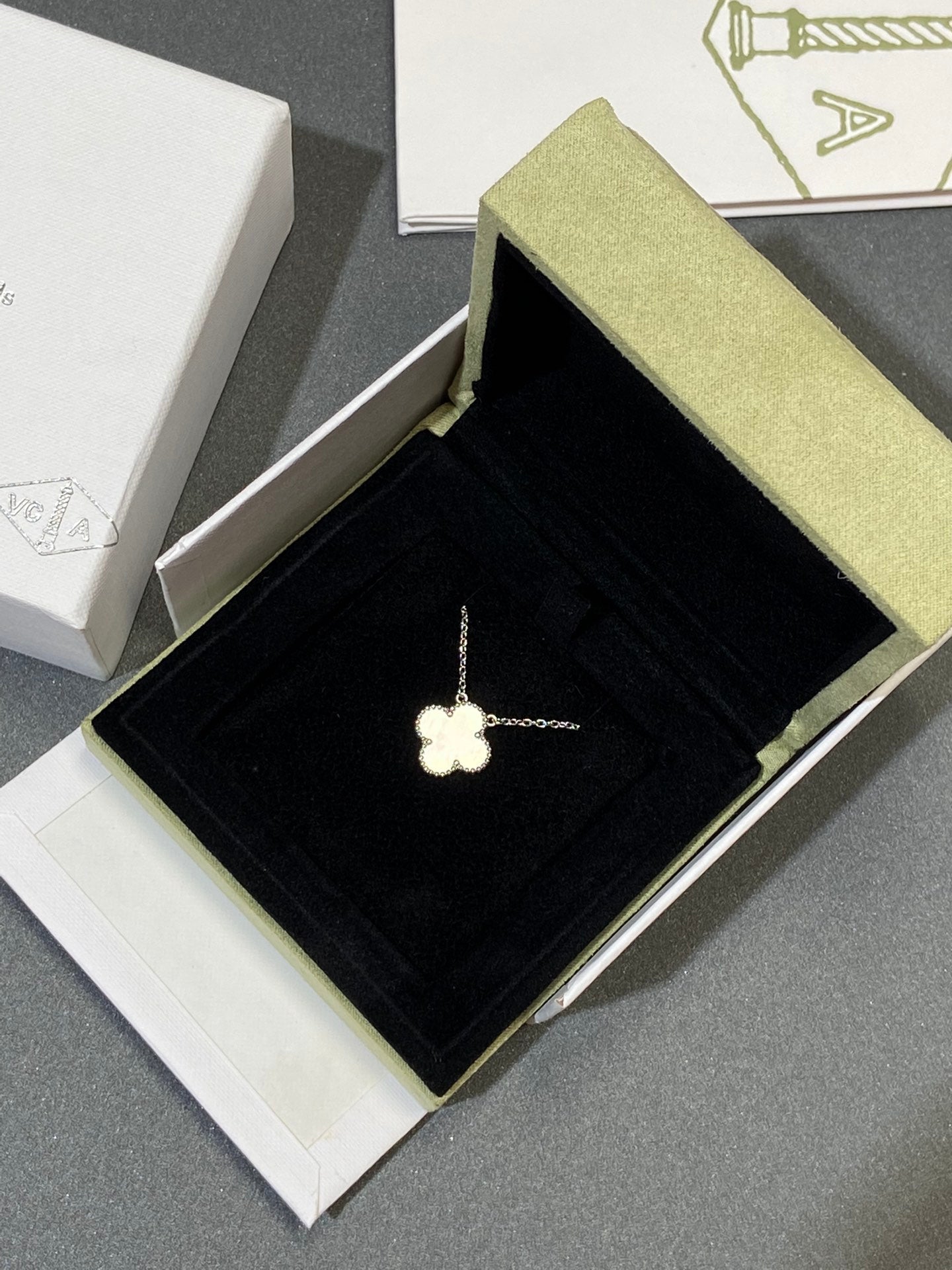 ¡®Loco¡¯CLOVER MEDIUM SILVER WHITE MOP NECKLACE