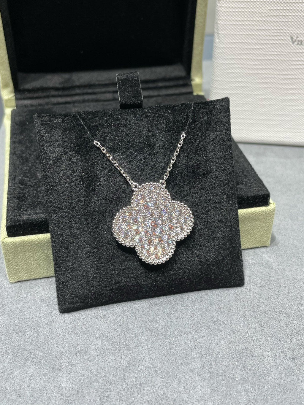¡®Loco¡¯CLOVER 25MM LARGE PENDANT DIAMOND PAVED SILVER NECKLACE