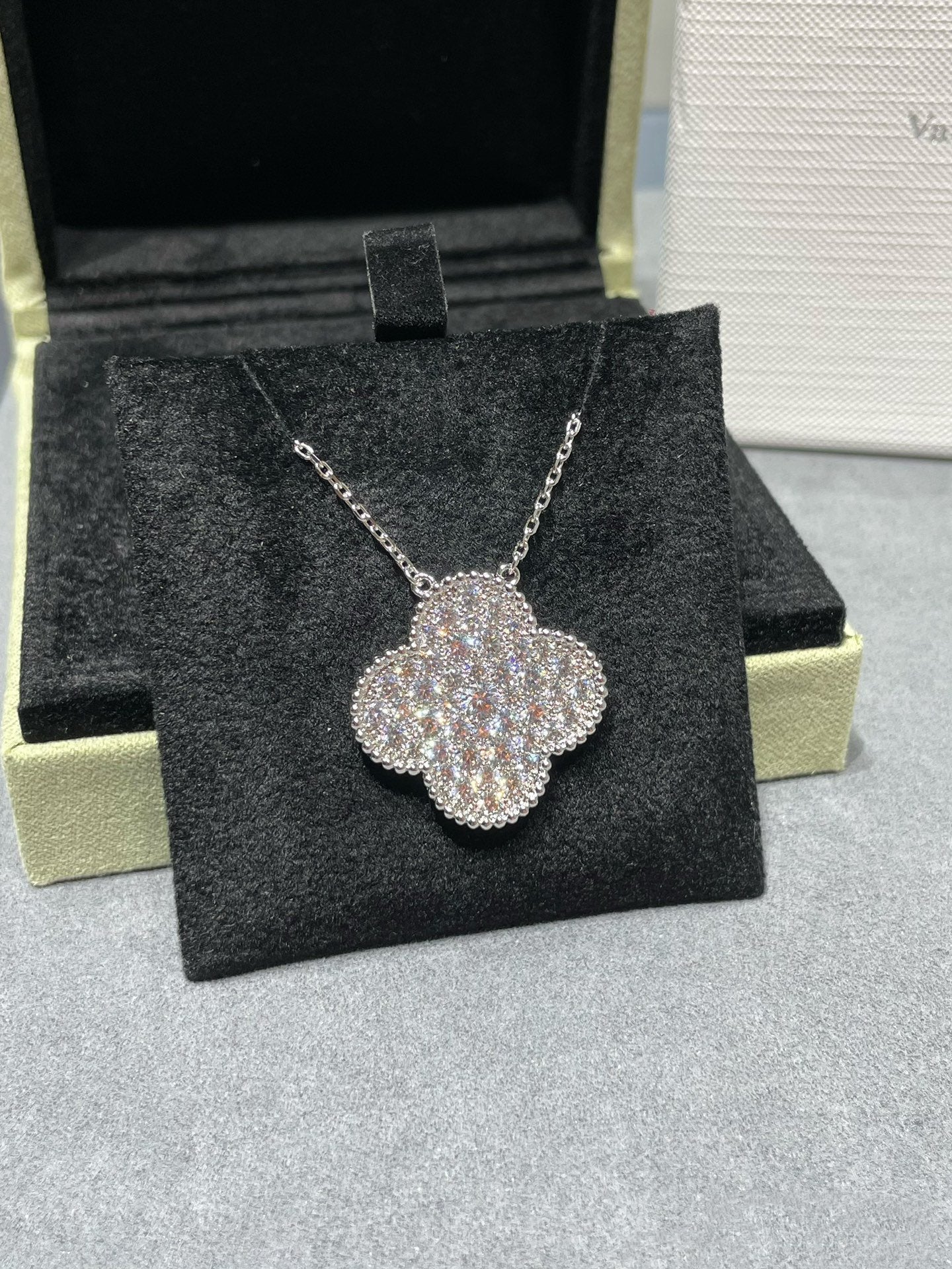 ¡®Loco¡¯CLOVER 25MM LARGE PENDANT DIAMOND PAVED SILVER NECKLACE