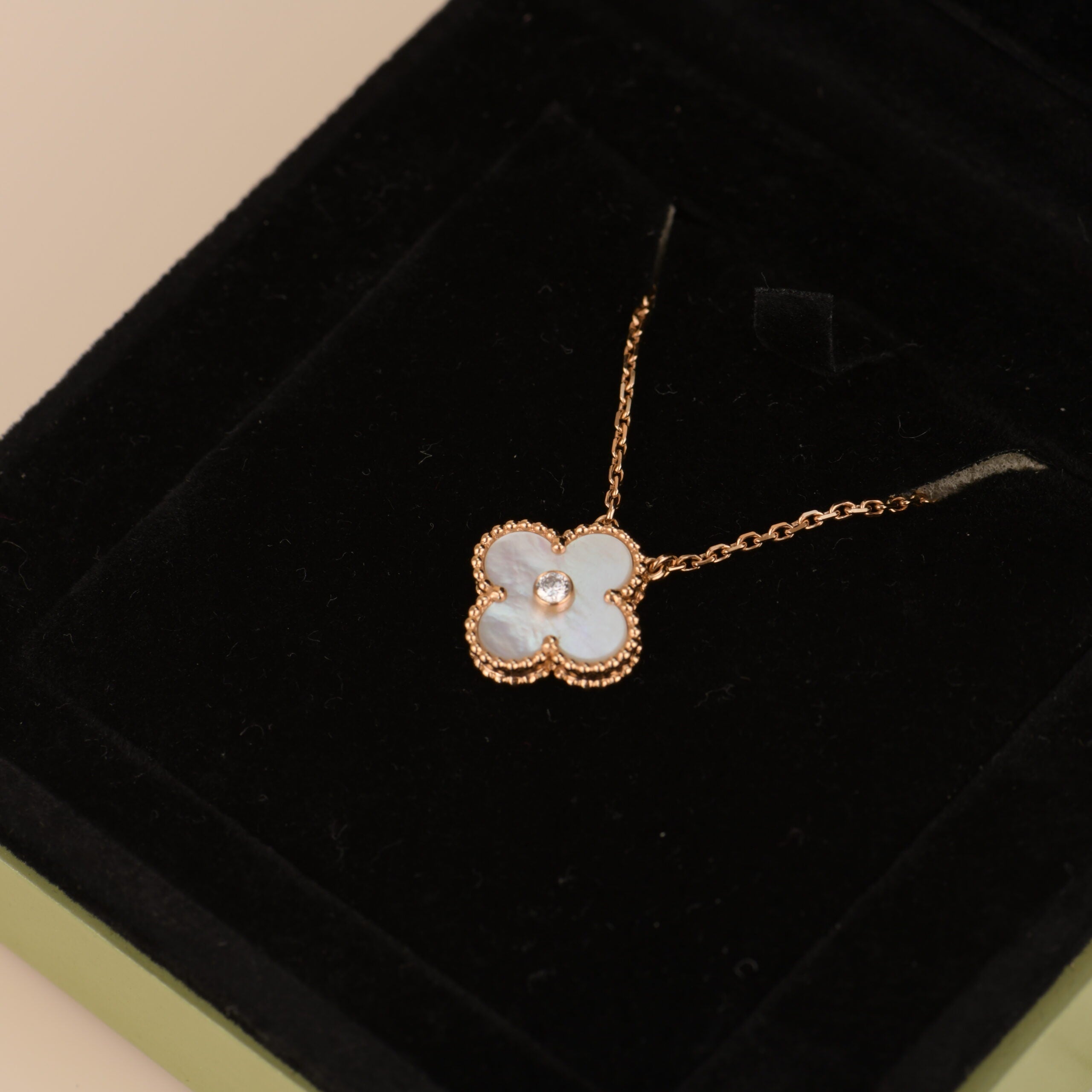 ¡®Loco¡¯CLOVER 15MM DIAMOND WHITE FRITILLARIA NECKLACE