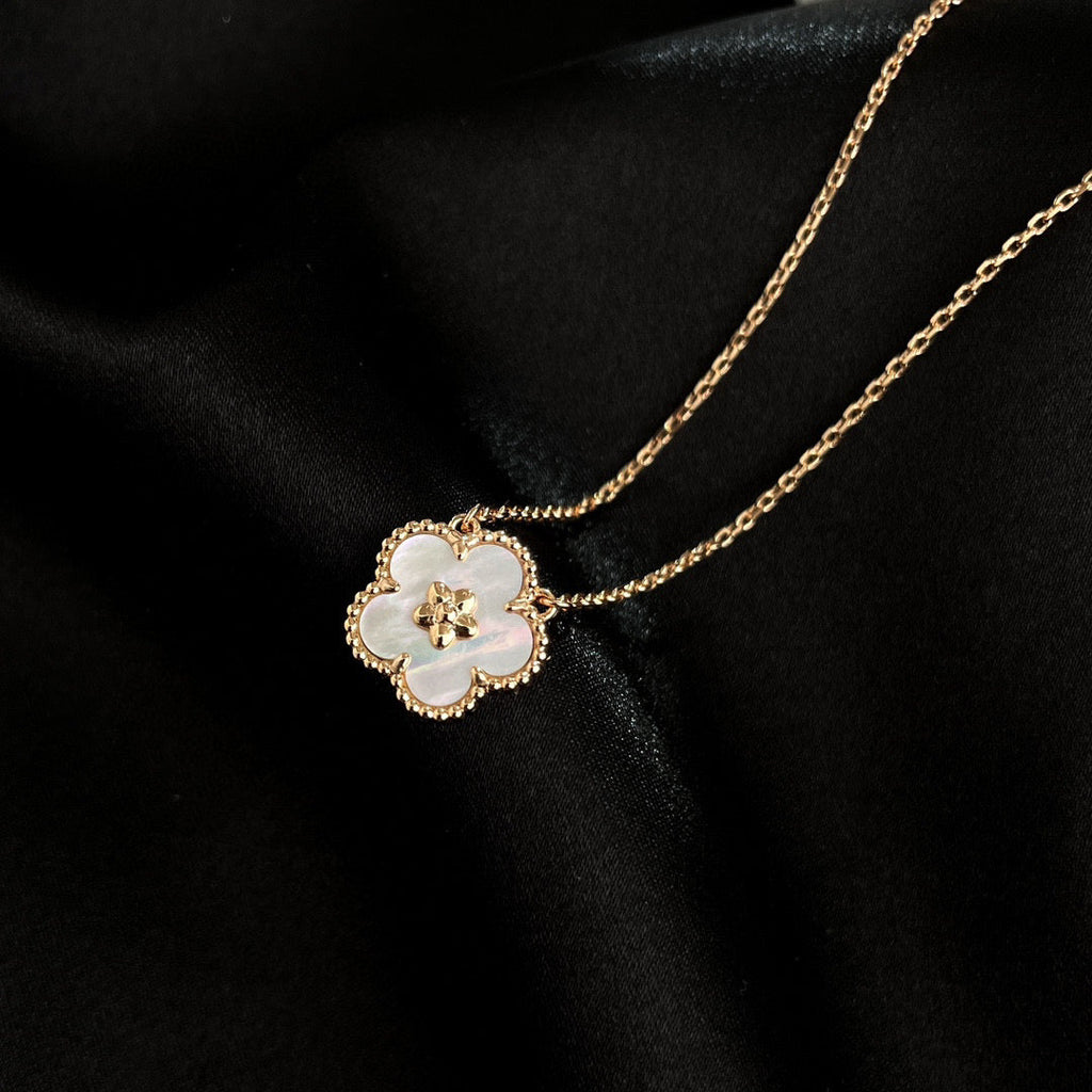 ¡®Loco¡¯LUCKY  WHITE MOP  PLUM BLOSSOM NECKLACE