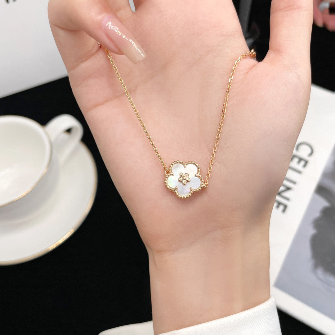 ¡®Loco¡¯LUCKY WHITE MOP PLUM BLOSSOM  BRACELET