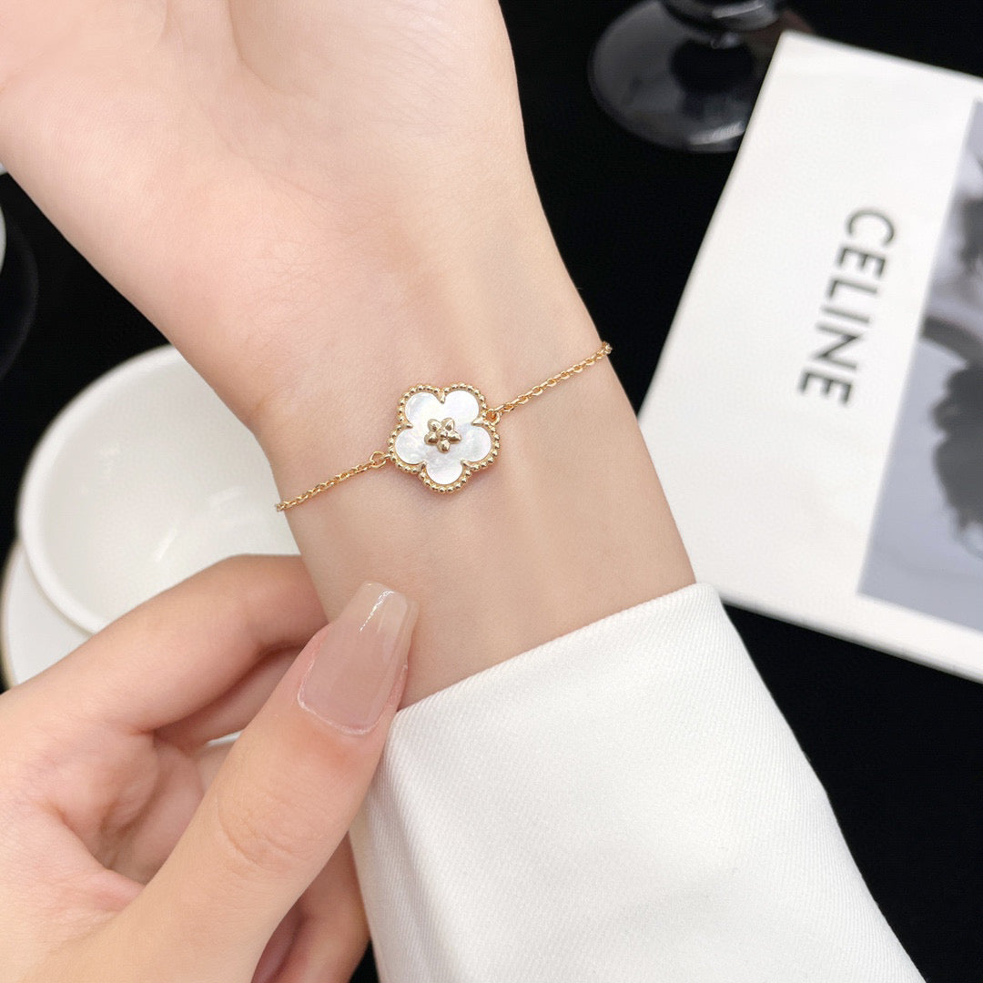 ¡®Loco¡¯LUCKY WHITE MOP PLUM BLOSSOM  BRACELET