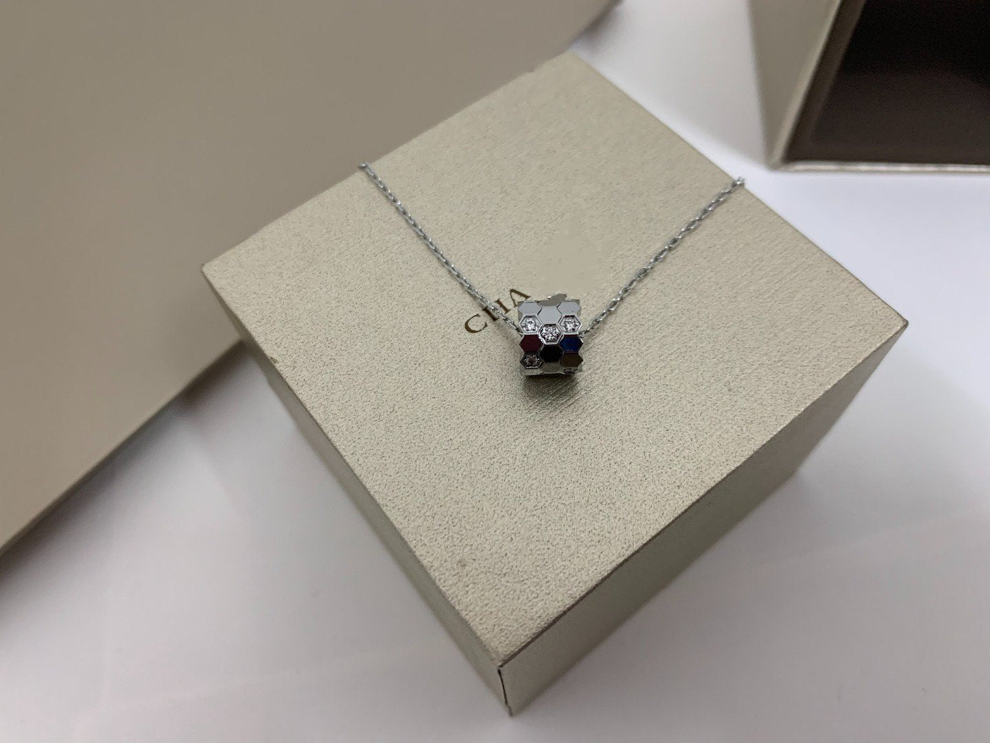 ¡®Loco¡¯BEE LOVE DIAMOND NECKLACE