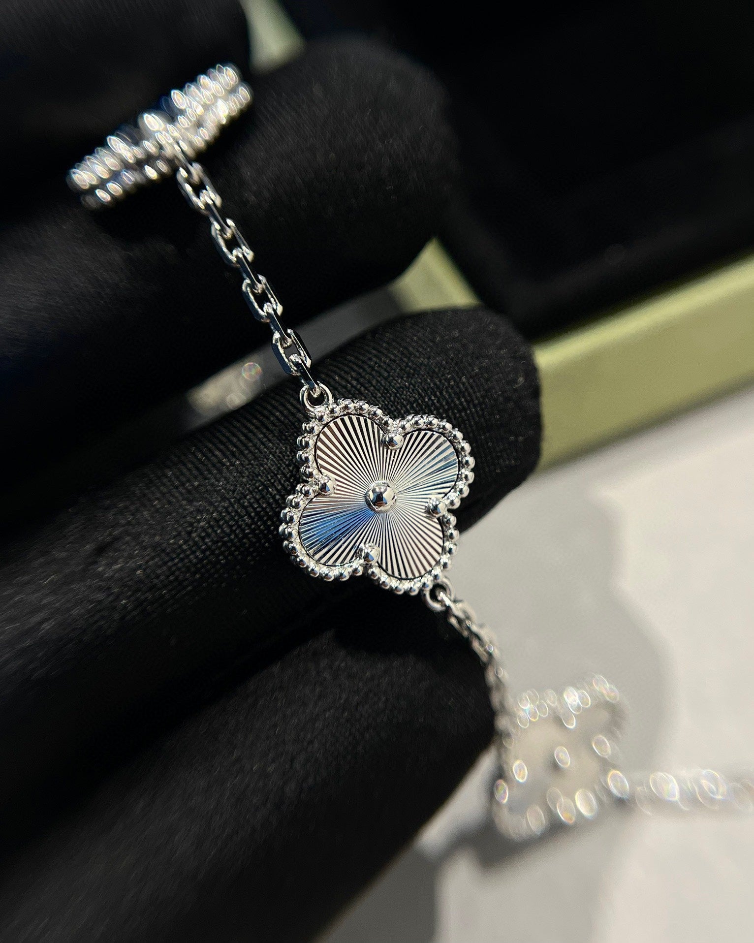 [Loco]New  CLOVER 5 MOTIF LASER BRACELET COLLECTION