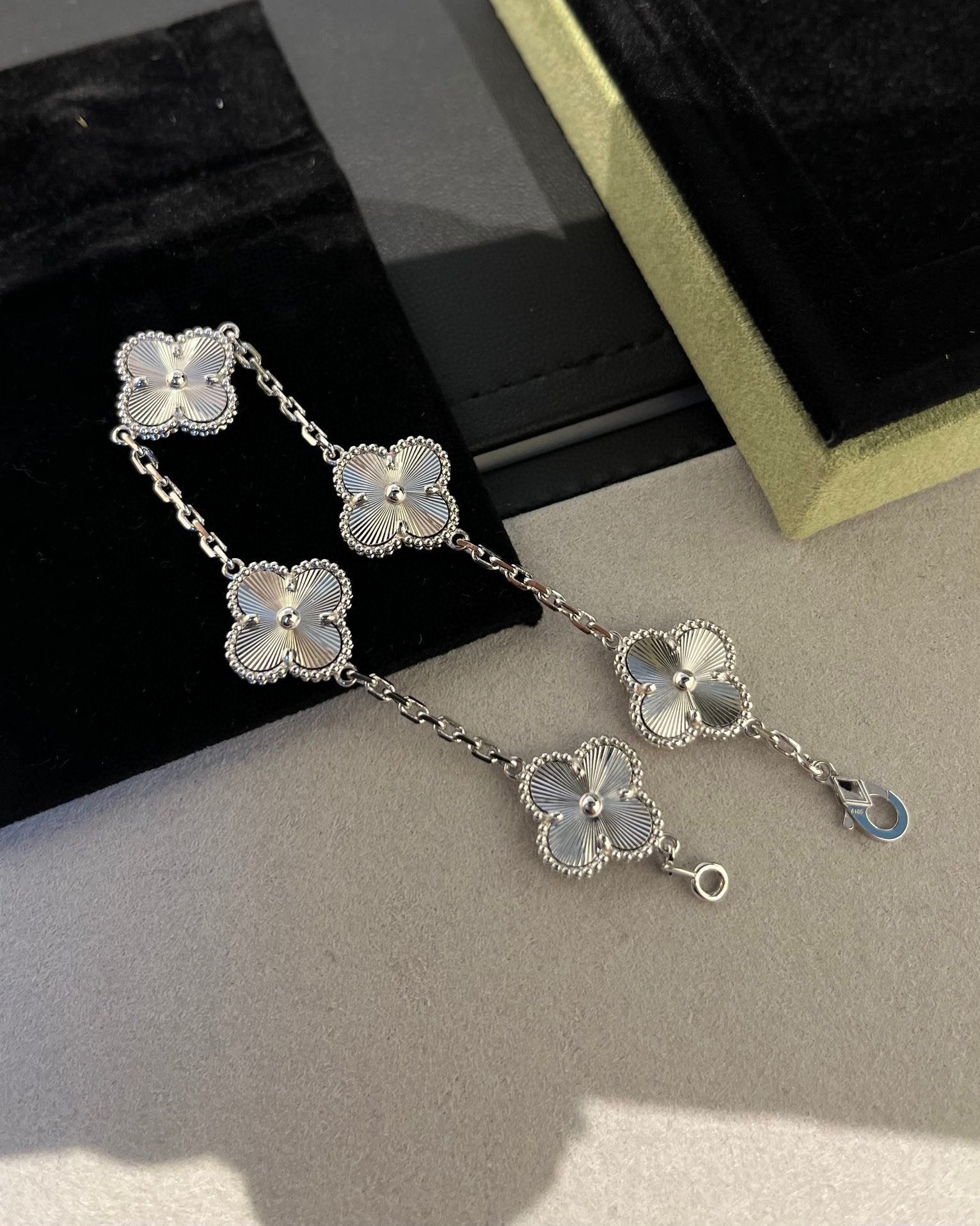[Loco]New  CLOVER 5 MOTIF LASER BRACELET COLLECTION