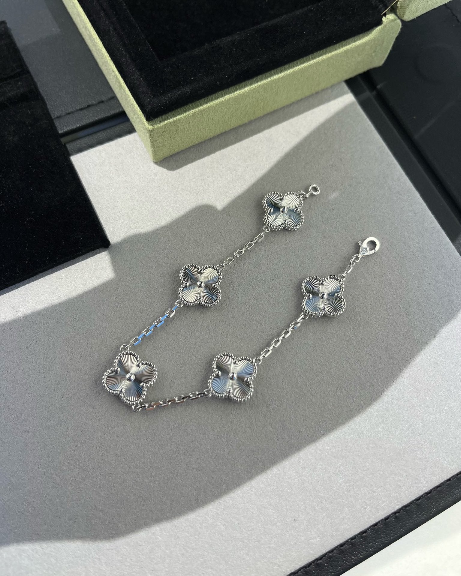 [Loco]New  CLOVER 5 MOTIF LASER BRACELET COLLECTION